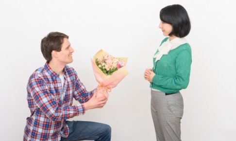 男性が女性へ花を贈る