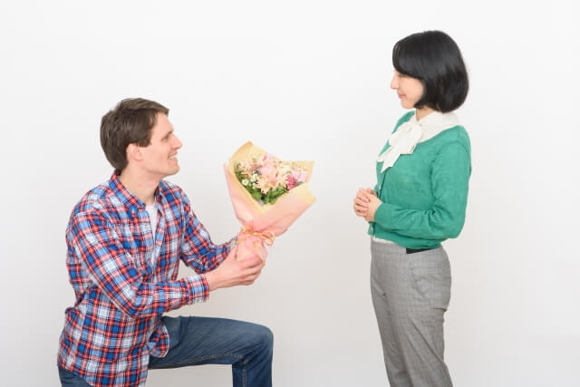 男性が女性へ花を贈る