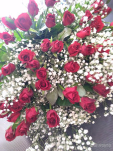 赤バラ50本カスミソウの花束